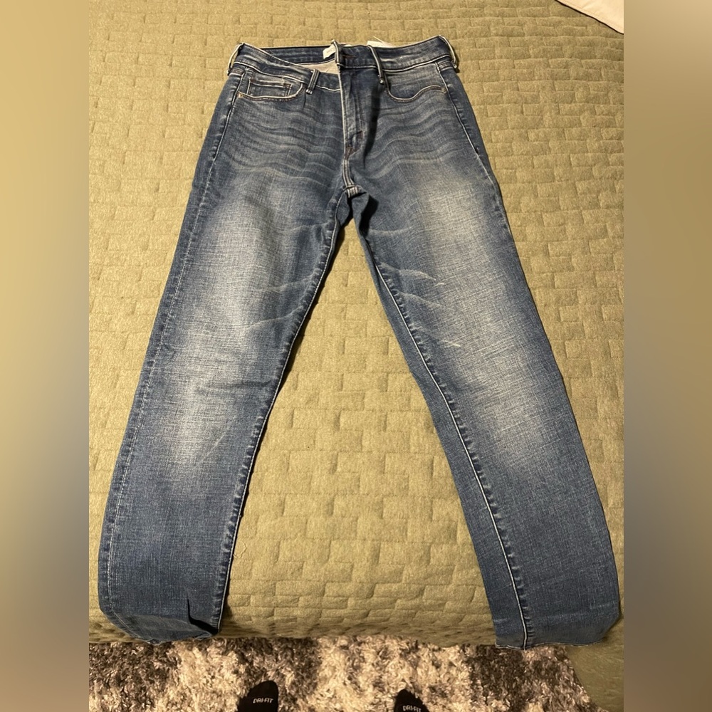Abercrombie and fitch

8 long 

Brand new never worn